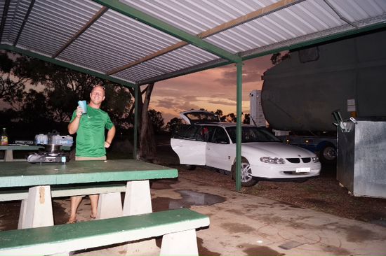 Rest area bei Sonnenuntergang zwischen cloncurry ( kurz Curry genannt ) und Mount ISA.