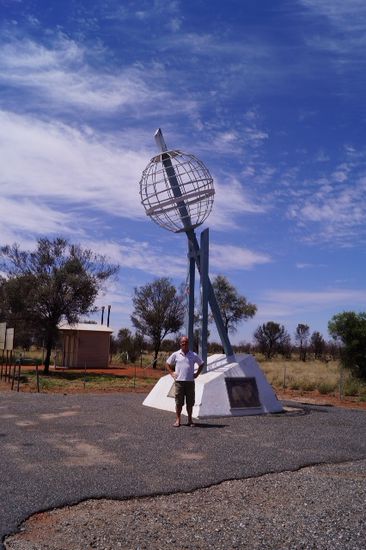 Südlicher Wendekreis kurz vor Alice Springs. Sehr heiß und die Sonne ist im Moment wirklich gaaaanz oben.