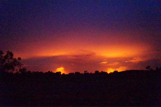 Nein das ist zur Ausnahme mal kein Sonnenuntergang sondern ein echtes Buschfeuer das man am Horizont sehen konnte.
Mal was anderes.