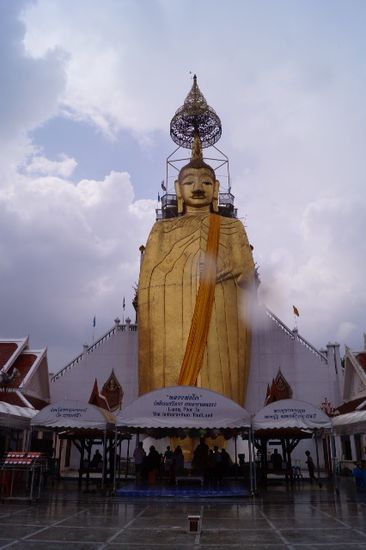 Buddha steht im Regen ... der arme