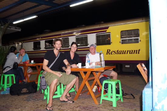 Manu, Bernd und Ich beim Fruehstueck am Bhanhof in Chumphon.