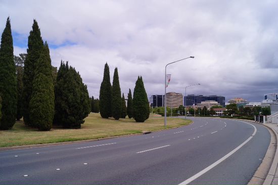 Kreisverkehr mitten in Canberra. Nix los.