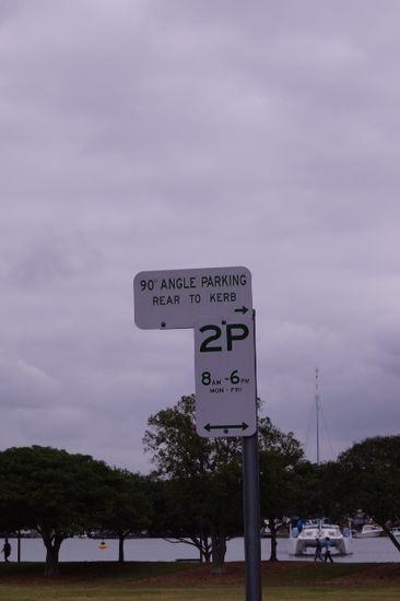 Wieder mal so ein Parkschild.
Vielleicht kann mir mal jemand erklären warum man mit dem Kofferraum zum Straßenrand parken muss. ???