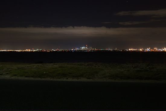 Nachtlicher Blick über Botany bay zur Skyline.