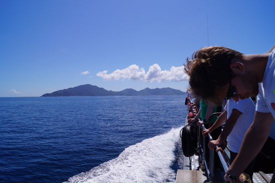 am Boot und im Hintergrund kann man schon koh Tao sehen.