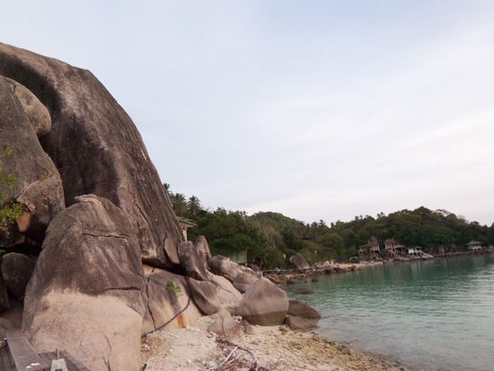 Felsen in der Buddha Bay ... leider immer wieder Wasserleitungen mitten am Strand