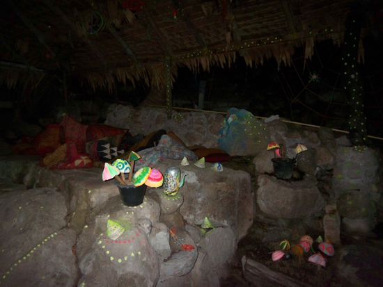 kleine Kitschgrotte an einer Strandbar