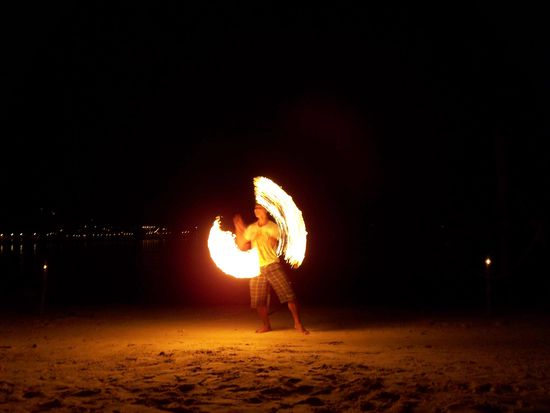 bekiffter Feuerkuenstler .... hat sich ziemlich oft verbrannt 