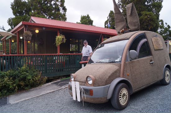 Bunnycar mit Besitzer an einer urigen Raststation