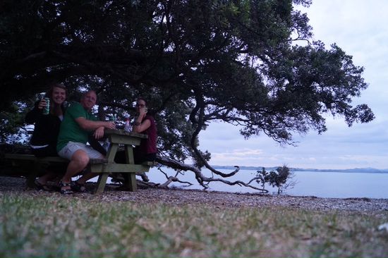 Jessi, Janina und ich am Strand.
Im Wasser haben Maori gespielt und lieder gesungen.