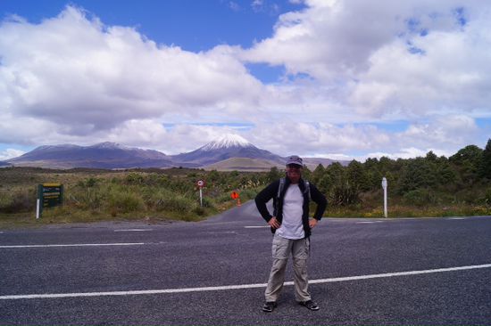 Hier gehts erstmal 7 km zum Carpark beim Startpunkt
Im Hintergrund der Mount Ngauruhoe ....