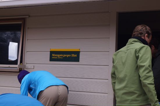 Popo an der MangatePOPO hütte..... Da konnte ich mit Knipsen nicht wiederstehen .... Passt zum Schild