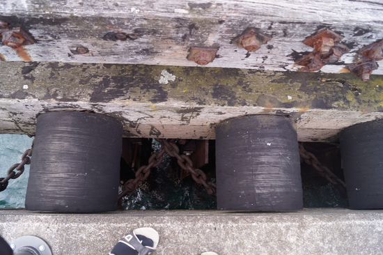 Nix ohne meiner Kritik .... Hier gehts ohne Absperrung runter ins Meer an den schweren Ketten vorbei. Direkt am Hafen wo auch überall Kinder rumlaufen. Tztz