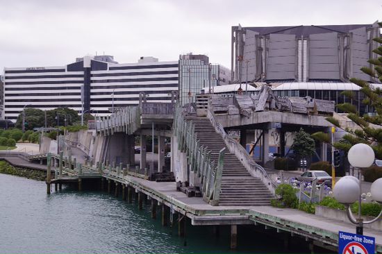 Fussgängerbrücke zwischen Hafen und Zentrum. Recht künstlerisch verkleidet. Im Maori Stil
