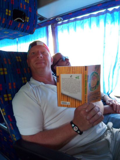 Im Bus beim Lesen des Banana Pancake Trail ... Danke Marion und Seppi
