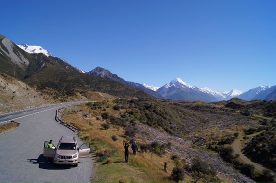 Weg vom mount Cook beobachte ich Chinesen beim Fotoshooting
Haha tochter und vater ... Sie kommandiert ihn in verschiedene Posen und er schimpft dabei wie der Kaiser aus takeshi's castle . Haha
