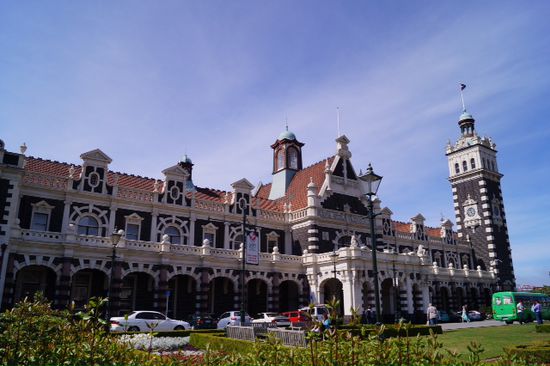 Bahnhof Dunedin ... Find ich schön ... Und drinnen gabs Gitarrenmusik und Gesang