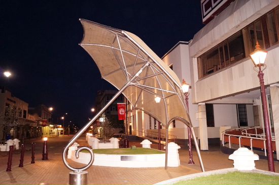 Edelstahl Regenschirm in Übergröße in Invercargill.
