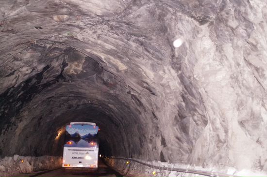 Kurzer Tunnel zum Milford Fjord .... Recht brutal in den Fels gebohrt