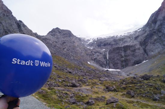 Am Parkplatz beim Tunnel gabs nochmal jede Menge Keas.
Mit dem Wels Ballon wollten sie aber doch nicht spielen.
Ich glaub es war zu windig.