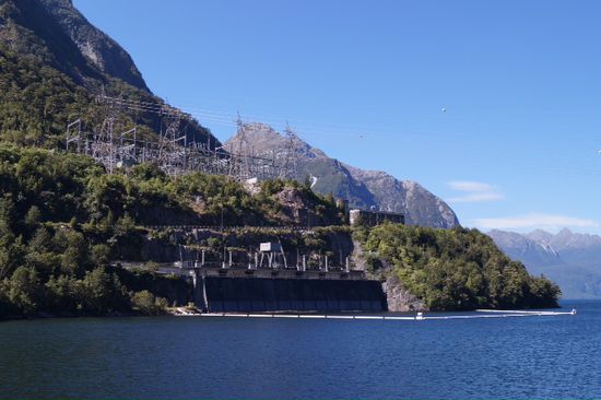 Kraftwerk mit Stromleitungen und der Steuerzentrale
Der Maschinenraum befindet sich ca 200 meter darunter unter der Erde.