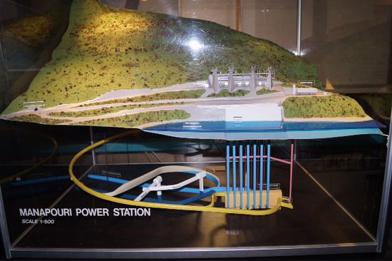 Modell des Kraftwerks ... Die gelbe Röhre stellt den Strassentunnel nach unten dar.