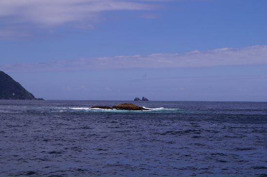 Nee Islets mit Robbenkolonie ... Die spitzen 2 felsen im Hintergrund sind die Hasenohren