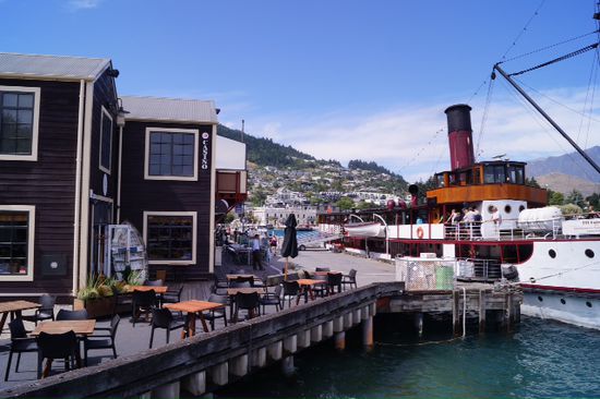 Hafen in Queenstown mit altem Dampfer. Ist noch immer in Betrieb .
Und laut angaben seit 100 Jahren ohne Unterbrechung.