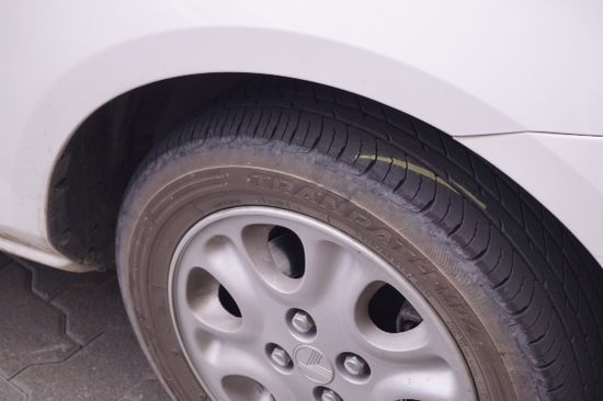 So werden hier die Parkzeiten kontrolliert.
Ranger machen markierungen auf die Reifen und wenn nach Ablauf der Parkzeit das Auto noch immer so dasteht wirds teuer.