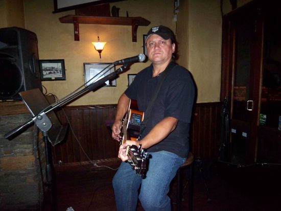 Gitarrist und Sänger in Schottischer bar
