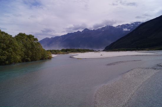 Im Tal des Herren der Ringe
Der Sand im Flussbett ist extrem fein und glitzert in der Sonne.