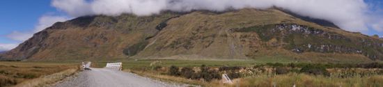 Nochmal mit Panorama von mit wolken umhüllten Bergchen.
