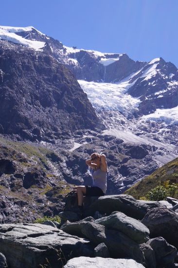 Am Lookout .... Victoria posiert vorm Rob Roy Glacier