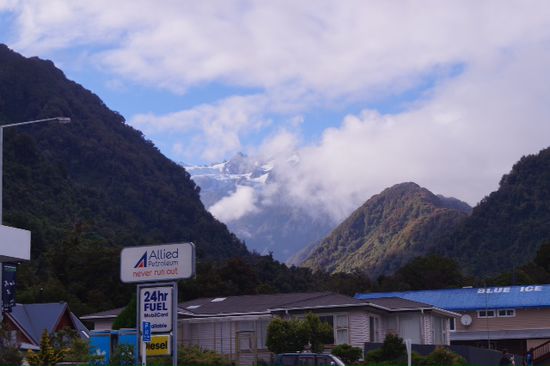 9 uhr in Franz Josef .... Die Wolkendecke reisst auf ... Ich hab richtig Glück mit dem Wetter
