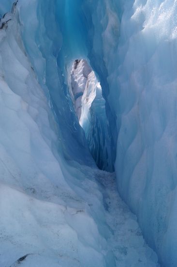 Gletscherhöhle ... Teilweise gings sogar durch diverse Gletscherhöhlen die der Warme wind zu blaukristallen Labyrinthen formt.