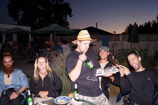Gmütlicher abend im Garten. Links ein ferngesteuerter Hippie ... Aber nett
Der mann mit hut ist der Rezepionist und wir alle sitzen gerade in seinem Büro