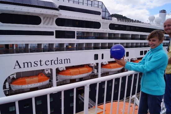 Nette Tschechin hält meinen Wels Ballon vorm Schiff Amsterdam