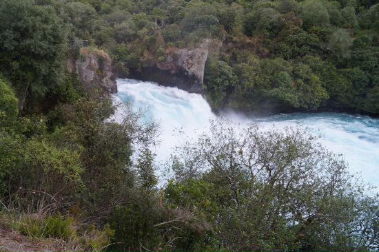Hier zwängt sich der Ablauf des Lake Taupo mit beeindruckendem Getöse durch eine niedrige Felsschlucht