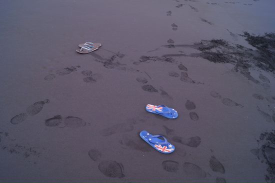 Flipflops am schwarzen sand ... Schwärzer gehts fast nicht mehr