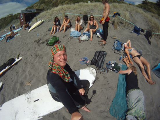 Am Strand in Raglan .... Pause in der Sonne nachdems nach 2 stunden surfversuch doch etwas kalt im Wasser wurde