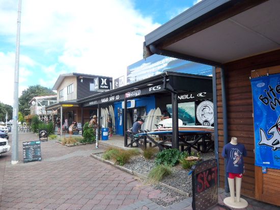 Surfer Einkaufsstrasse in Raglan