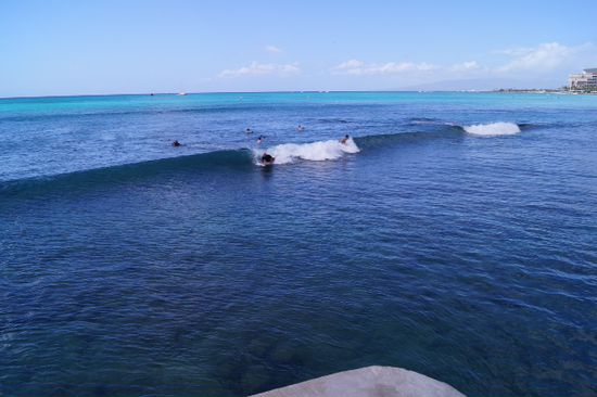 Super gleichmäßige Wellen am Waikiki Beach und nicht so ein weißwassergeschwämme wie in OZ. da schauts surfen auch gleich wieder einfacher aus.