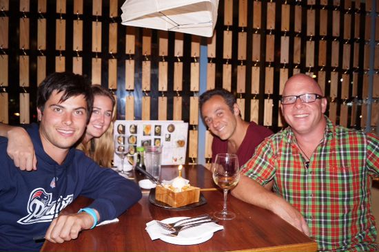 Mat, casey, Mason und ich.
Mason hat uns Silvester nach New York eingeladen.
Mal schaun obs einen günstigen Flug gibt.