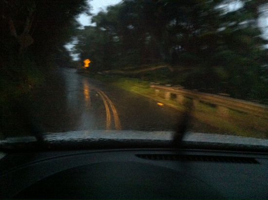 Endlos viel Regen und Schlammbäche flossen quer über die strasse.