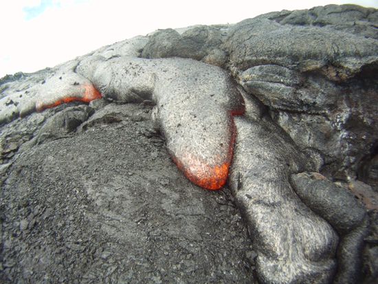 Hui Lava Flow ... Jetzt entschlossen wir doch nicht mehr weiter zu gehen da wir als Nichtvulkanologen doch eher unsicher waren was, wann und wo einrechen könnte ..... Oder aufplatzen. Denn brüchige Stellen hat man hier schon überall gesehen und als es auch wieder zu schütten begann stieg rund um uns heisser Dampf aus.. .. Also nix wie weg da.