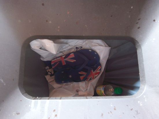 Symbolisch hab ich meine Australien Flipflops am Airport in den Müll geworfen.
Die brauch ich jetzt nicht mehr.
Denn jetzt gehts in kalte Kanada zu Tante Margit Onkel Hermann und Cousins Heidi und Fredi.