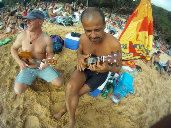 Einheimischer spielt mit meiner Ukulele ... Ich mit seiner.
Er ist irgendein bekannter Star hier ( angeblich )
Ich kenn ihn nicht. Vielleicht ihr? .... Wurscht ... Es war total lustig ... Oder wie man hier so oft hört "awsome"