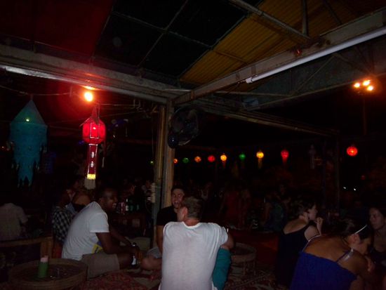 Rooftop Bar ... recht laute Musik und die Liegepolster haben schon ziemlich gemueffelt .... aber Lena und Domien hats gefallen.