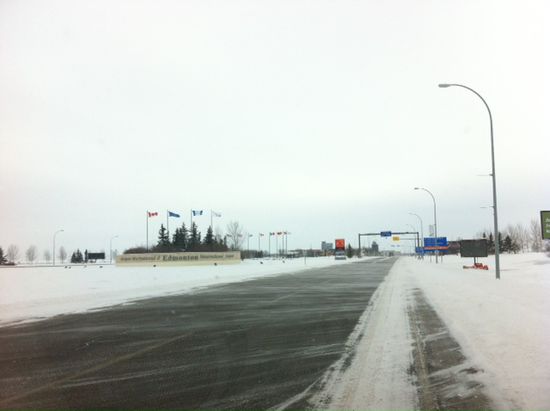 Verschneite Strasse zum Airport Edmonton