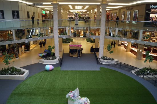 einer der vielen "Hauptplaetzte" ... mit Veranstaltungsbuehne die gerade fuer den Osterhasen hergerichtet wurde